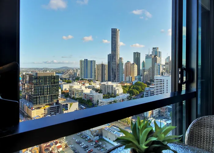 Skyline Serenity Luxury Apt With Free Parking
