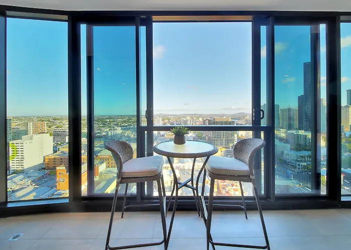 Skyline Serenity Luxury Apt With Free Parking