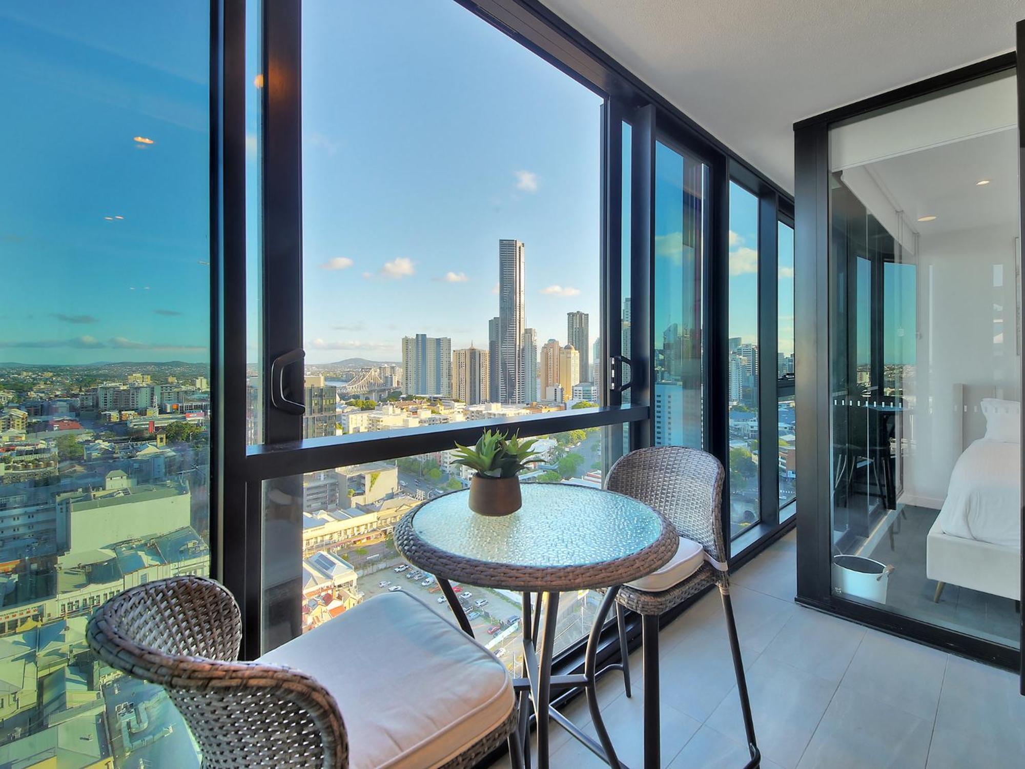 Skyline Serenity Luxury With Free Parking Apartment